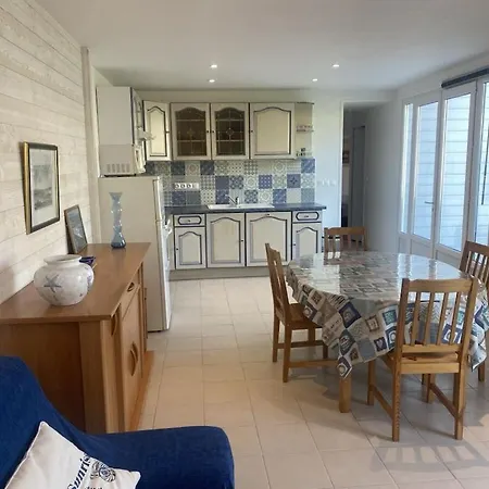 With 2 Bedrooms Casa de Férias Denneville